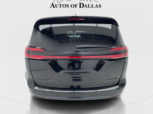 Used 2025 Chrysler Pacifica Limited FWD image 9