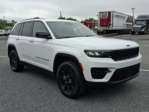Used 2025 Jeep Grand Cherokee Altitude AWD/4WD image 3