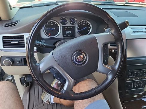 Used 2012 Cadillac Escalade Luxury image 19