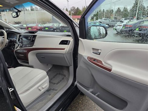 Used 2013 Toyota Sienna XLE image 10