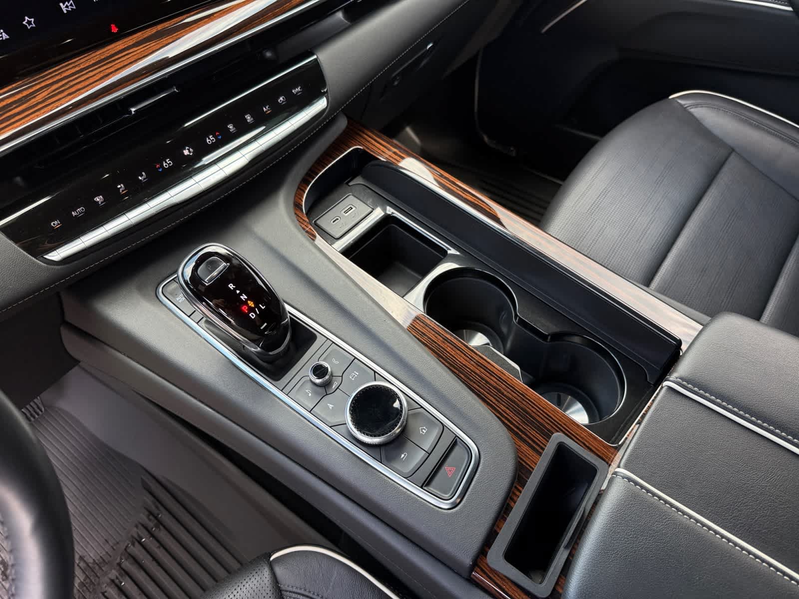 Used 2022 Cadillac Escalade Premium Luxury w/ Performance Package AWD/4WD image 20