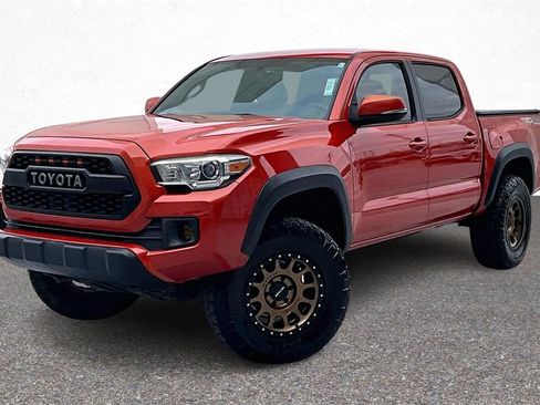 Used 2017 Toyota Tacoma TRD Off-Road image 3