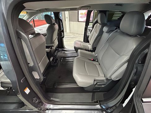 Used 2025 Toyota Sienna XLE FWD image 48