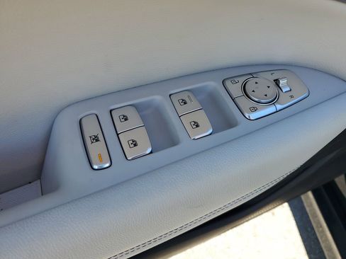 Used 2025 Genesis G70 2.5T image 25