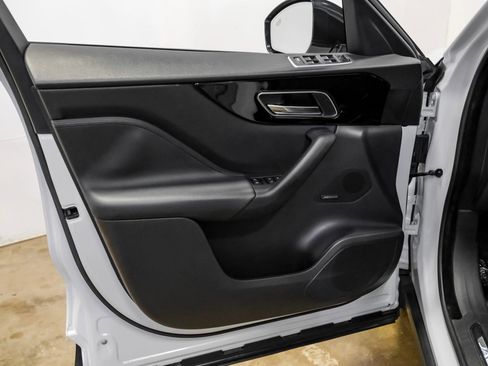 Used 2019 Jaguar F-PACE Premium image 36