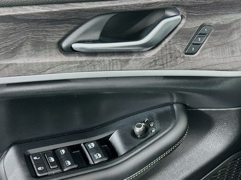 Used 2023 Jeep Grand Cherokee L Limited w/ Black Appearance Package image 15