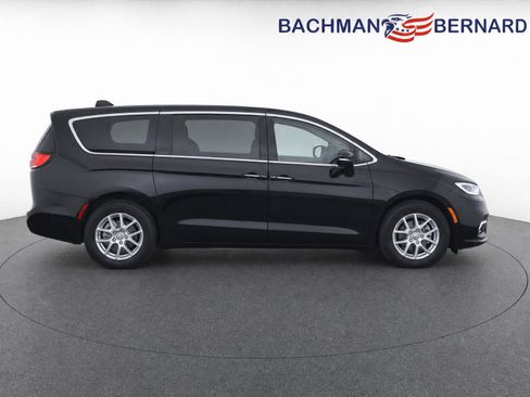 Used 2023 Chrysler Pacifica Touring-L FWD image 8