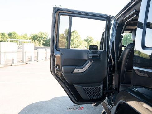 Used 2017 Jeep Wrangler Unlimited Sahara AWD/4WD image 37