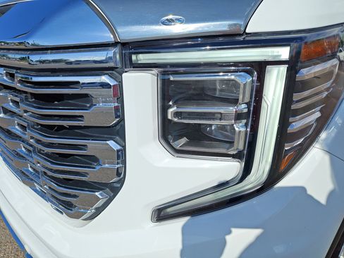 Used 2023 GMC Sierra 1500 Denali w/ Technology Package AWD/4WD image 9