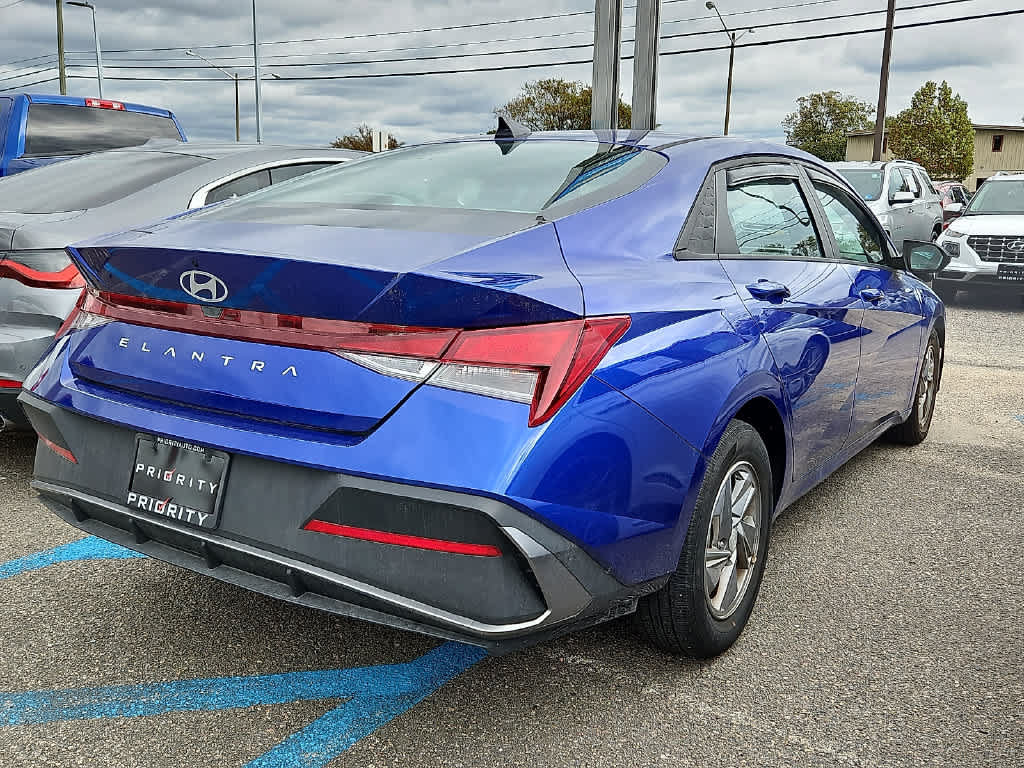 Used 2025 Hyundai Elantra SE w/ Cargo Package FWD image 3