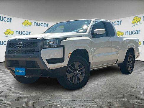 Used 2025 Nissan Frontier SV image 3