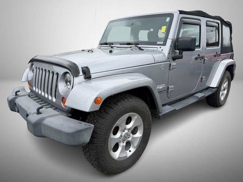 Used 2013 Jeep Wrangler Unlimited Sahara w/ Connectivity Group AWD/4WD image 2