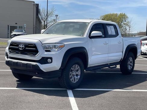 Used 2017 Toyota Tacoma SR5 w/ Tow Package image 7
