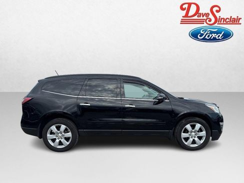 Used 2017 Chevrolet Traverse LT w/ Style and Technology Package FWD image 5