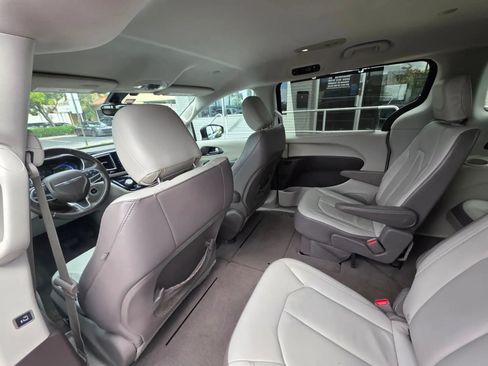 Used 2017 Chrysler Pacifica Touring-L FWD image 14