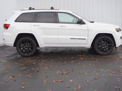 Used 2020 Jeep Grand Cherokee Altitude image 2