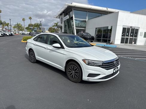 Used 2020 Volkswagen Jetta SE FWD image 2