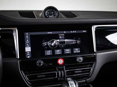 Certified 2024 Porsche Macan AWD/4WD image 18