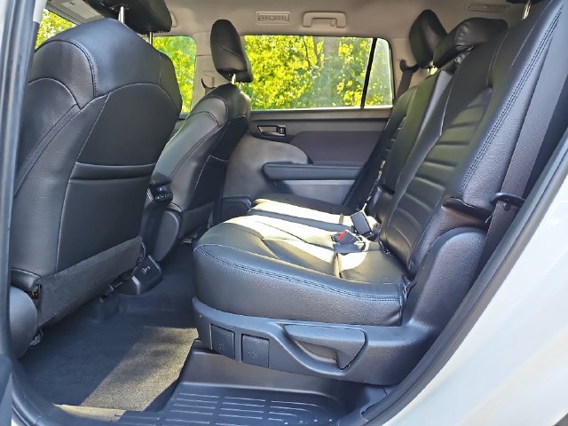 Used 2021 Toyota Highlander L AWD/4WD image 19