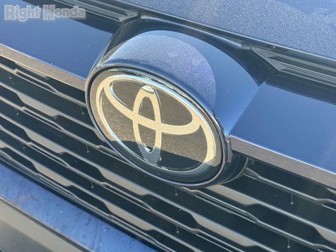 Used 2025 Toyota RAV4 XLE image 32