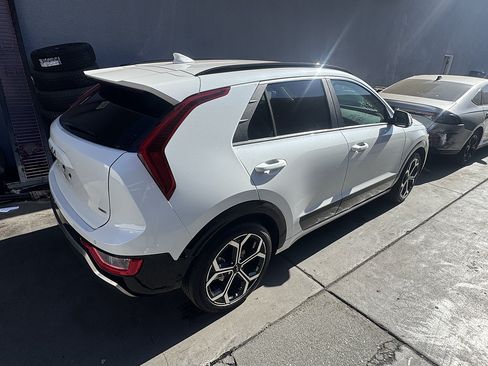 Used 2024 Kia Niro EX Touring FWD image 4