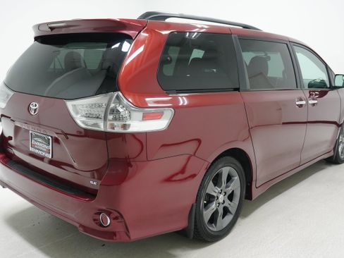 Used 2016 Toyota Sienna SE FWD image 4