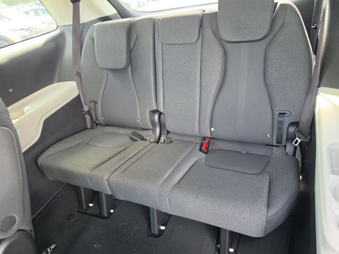 Used 2024 Kia Carnival LX FWD image 9