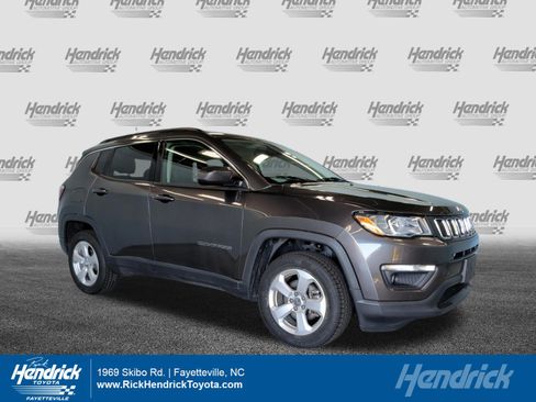 Used 2019 Jeep Compass Latitude w/ Cold Weather Group AWD/4WD image 1