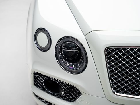 Used 2018 Bentley Bentayga AWD/4WD image 12