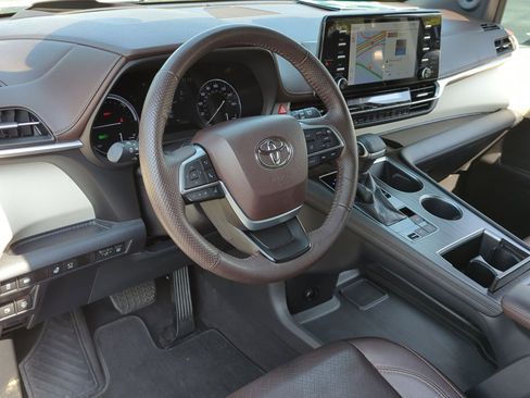 Used 2021 Toyota Sienna Platinum FWD image 4