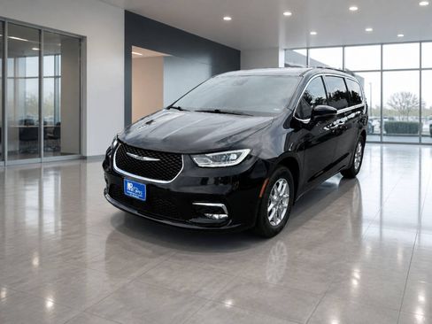 Used 2025 Chrysler Pacifica Select FWD image 1