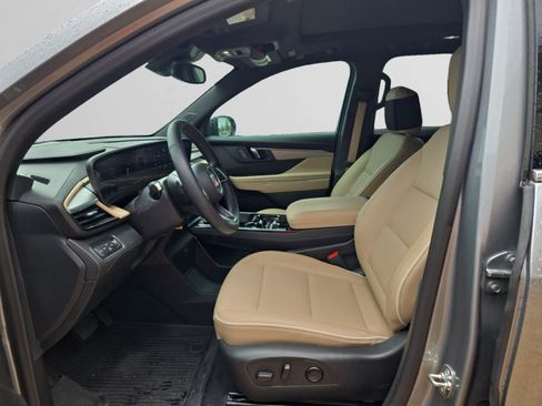 Used 2025 Buick Enclave Preferred w/ Power Package AWD/4WD image 9