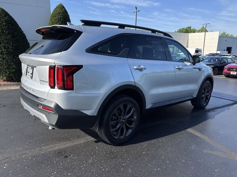 Used 2021 Kia Sorento EX w/ EX AWD X-Line Package image 4