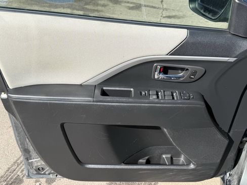 Used 2012 MAZDA MAZDA5 Grand Touring image 8