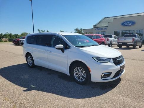 Used 2023 Chrysler Pacifica Touring-L FWD image 18