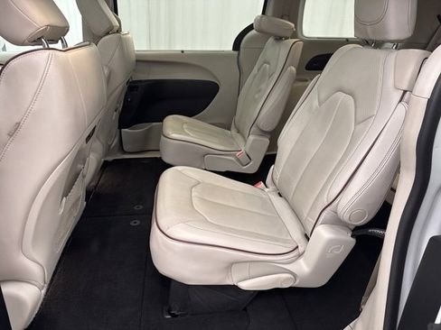 Used 2020 Chrysler Pacifica Limited image 6