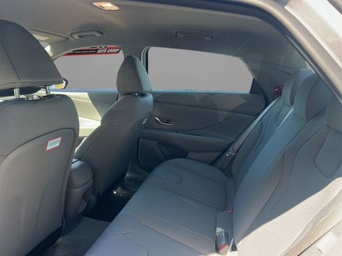 Certified 2025 Hyundai Elantra SE image 10