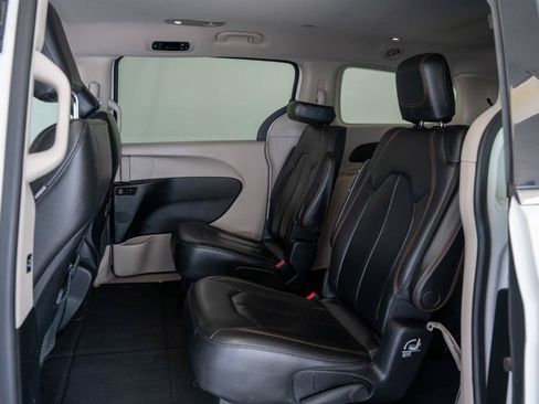 Used 2017 Chrysler Pacifica Touring-L FWD image 13