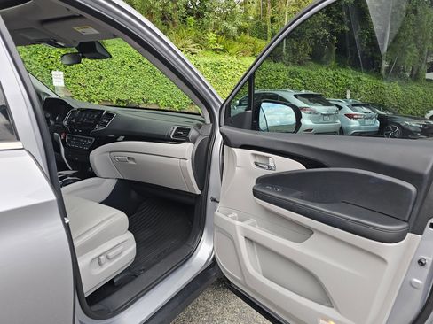 Used 2022 Honda Pilot Touring image 11