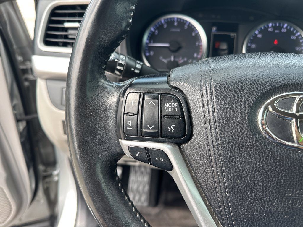 Used 2017 Toyota Highlander Plus FWD image 12