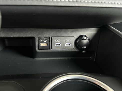 Used 2024 Toyota Highlander XLE FWD image 29