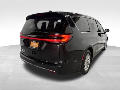 Certified 2023 Chrysler Pacifica Touring-L FWD image 8