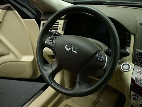 Used 2017 INFINITI Q70 3.7 image 8