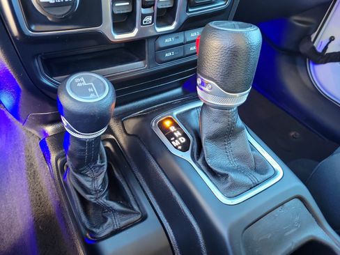 Used 2021 Jeep Gladiator Willys image 13