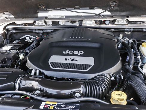 Used 2018 Jeep Wrangler Unlimited Sahara AWD/4WD image 32