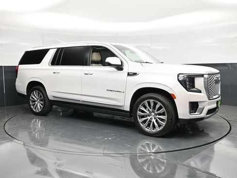 Used 2022 GMC Yukon XL Denali AWD/4WD image 3