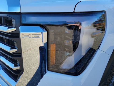 Used 2024 GMC Sierra 2500 SLE w/ SLE Value Package; image 9