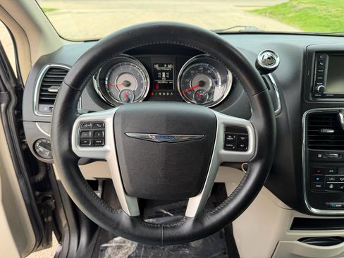 Used 2015 Chrysler Town & Country Touring-L w/ Driver Convenience Group FWD image 18