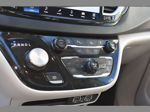 Used 2024 Chrysler Pacifica Touring-L image 21