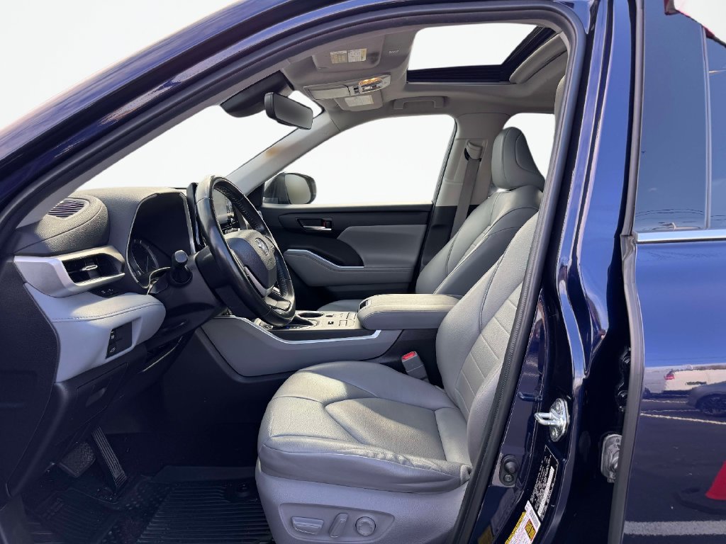 Used 2022 Toyota Highlander XLE AWD/4WD image 16
